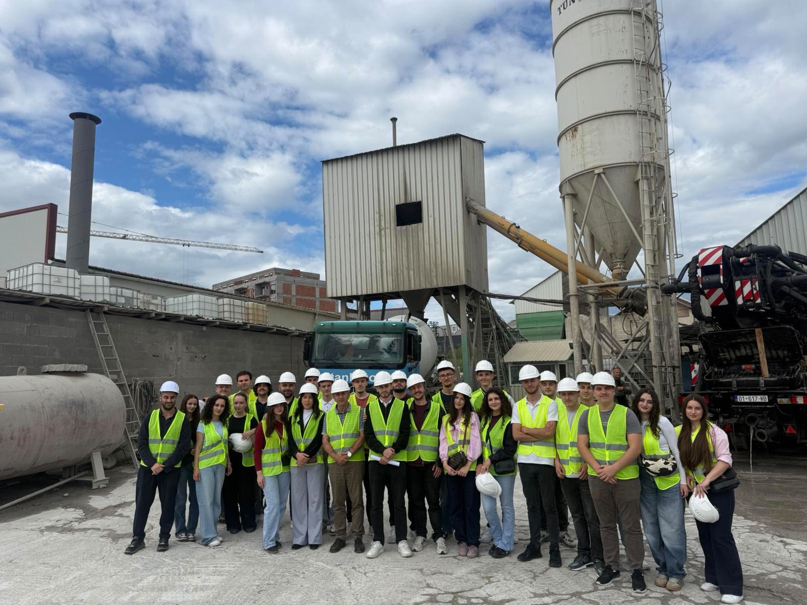 Studentët e Fakultetit të Inxhinierisë së Ndërtimit realizuan vizitë studimore në Titan Beton në kuadër të lëndës “Teknologjia e Betonit”